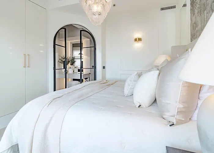 Luxurious With Community Pool & Balcony In Puerto Banus Апартаменты *