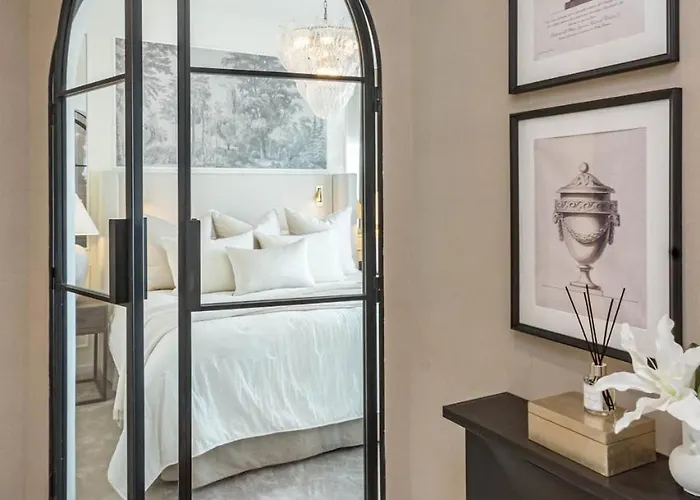 Апартаменты Luxurious With Community Pool & Balcony In Puerto Banus *